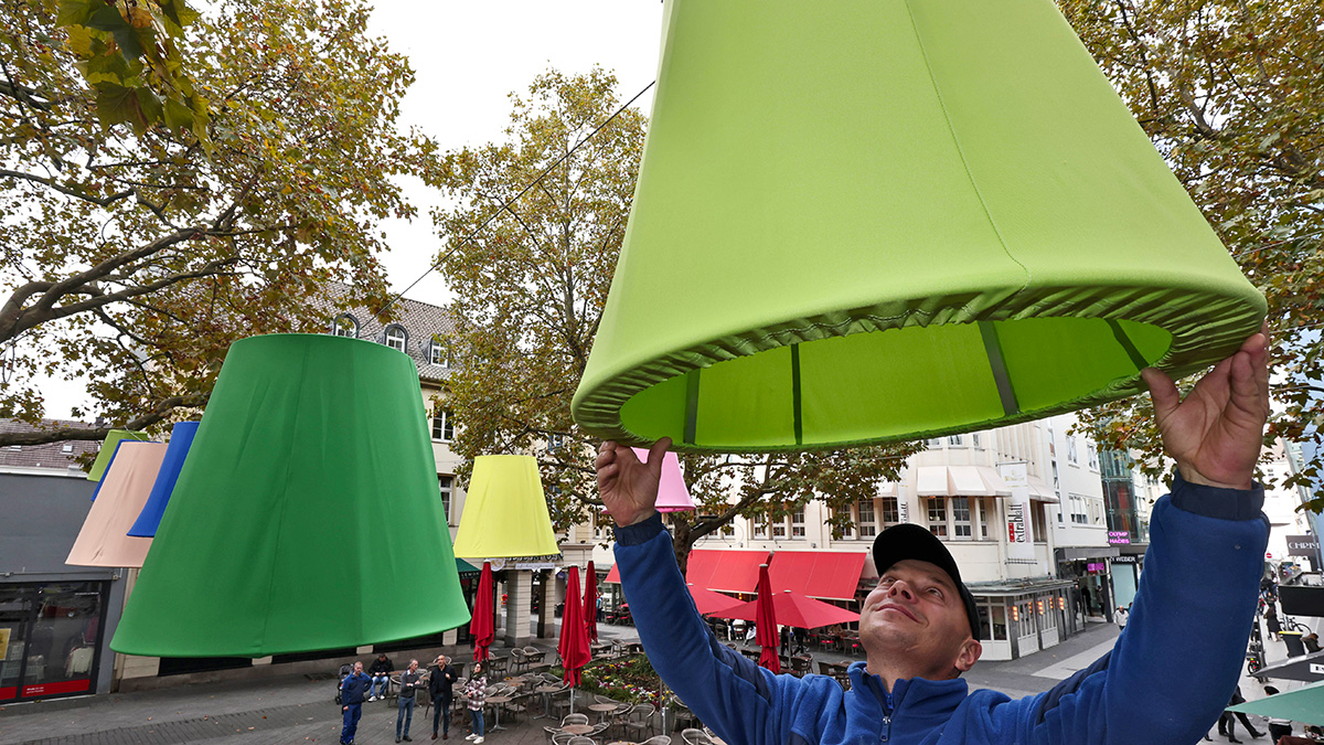 Im Rahmen des Stärkungspakets werden in diesen Tagen 39 Lampenschirme auf dem Neumarkt installiert.  Bild: Stadt Krefeld, Presse und Kommunikation