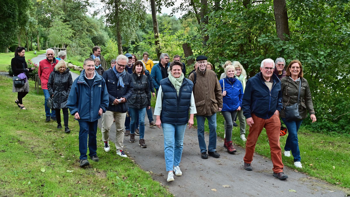 Umweltdezernentin Sabine Lauxen mit Bürgern beim Niepkuhlen-Spaziergang.