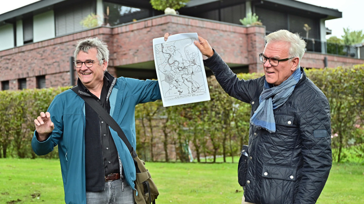 Dr. Mario Sommerhäuser (rechts)  und Dr. Reinhold Strotmann erklären anhand von Karten die Entwicklung der Niepkuhlen.