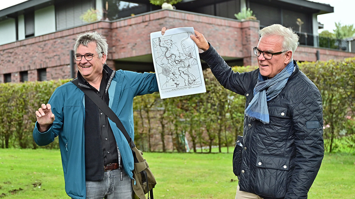 Dr. Reinhold Strotmann und Dr. Mario Sommerhäuser an den Niepkuhlen mit historischem Kartenmaterial. Foto: Stadt Krefeld, Presse und Kommunikation, A. Bischof