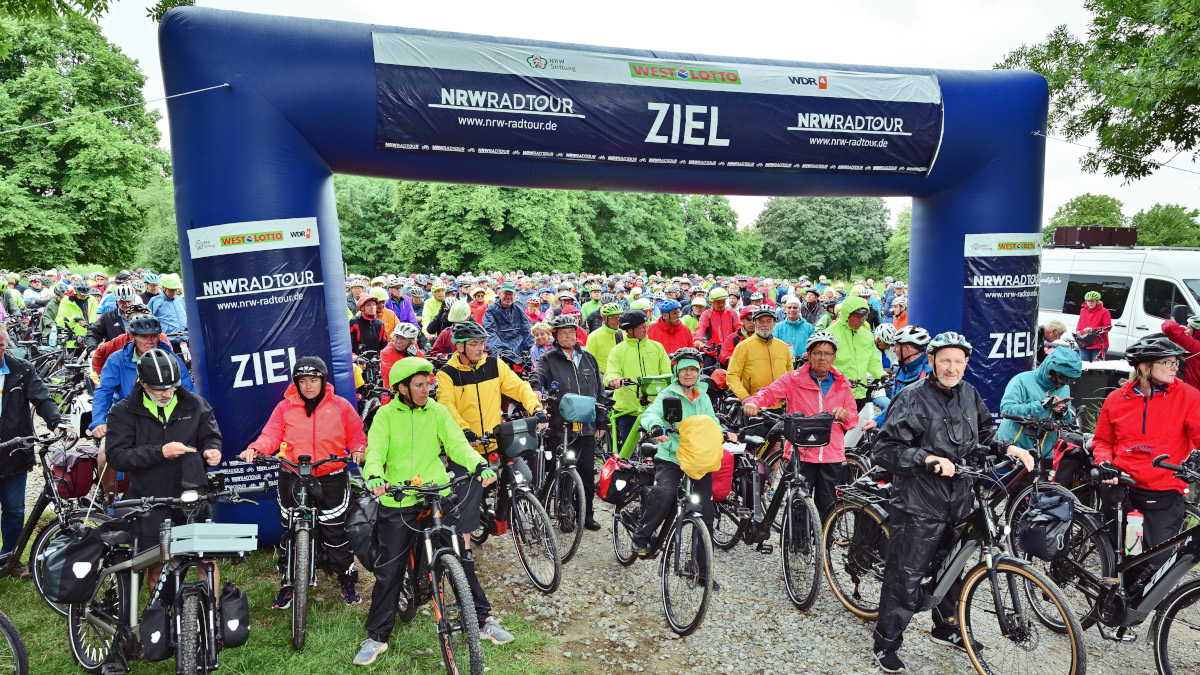 Knapp 1400 Radfahrende nutzen die Burg Linn als Ort für eine Pause bei der Radtour NRW. Bild: Stadt Krefeld, Presse und Kommunikation, Andreas Bischof