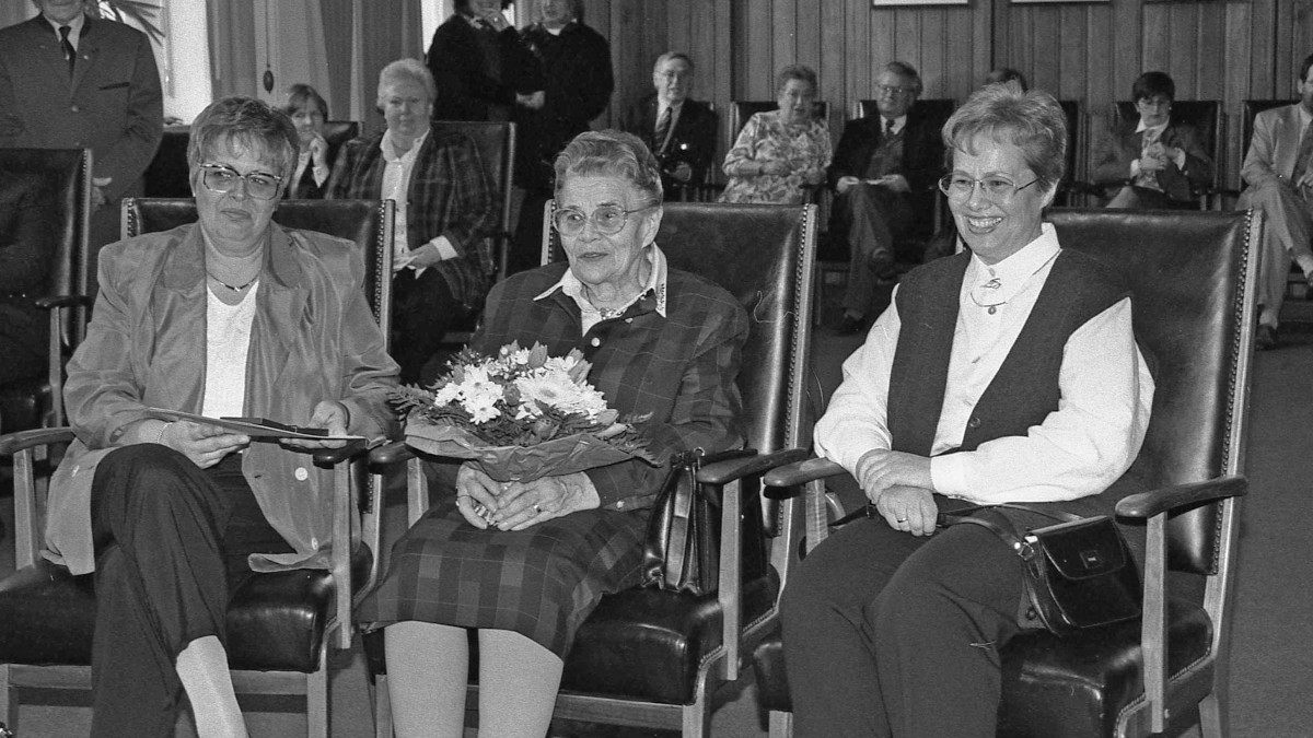 Anna Tervoort (mitte) bei der Verleihung des Bundestverdienstkreuzes 1995. Bild: Stadt Krefeld, Stadtarchiv