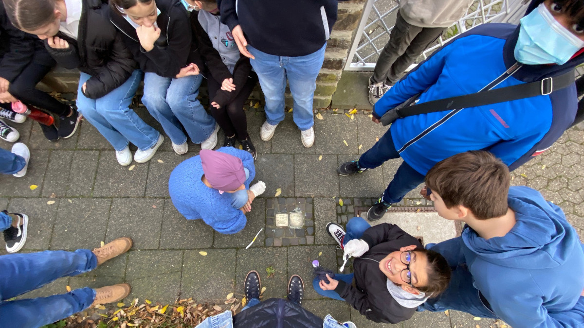 Viele Krefelder Schulen haben sich an der Putzaktion der Stolpersteine anlässlich des Jahrestags des Novemberpogroms beteiligt. Bild: Gesamtschule Kaiserplatz