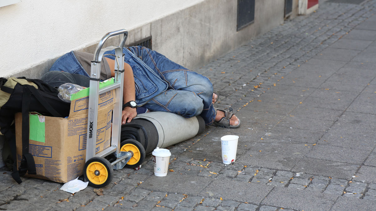 Ein obdachloser Mann. Foto: Apollo 22 / Pixabay