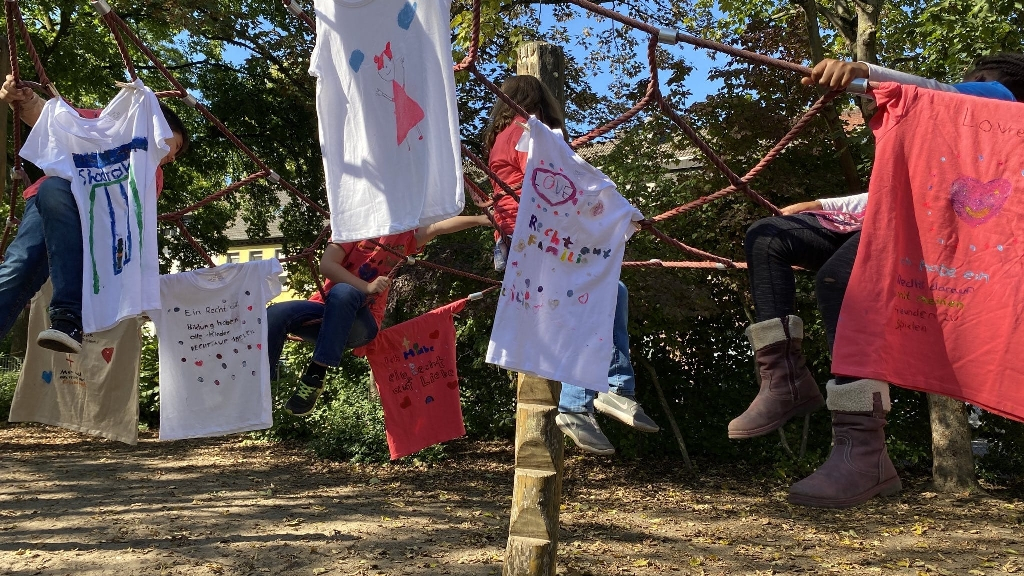 Die T-Shirt-Bemalaktion ist Bestandteil des Projekts zum Thema Kinderrechte in der OGS Fliegenpilz. Fotos: Stadt Krefeld, Fachbereich Jugendhilfe und Beschäftigungsförderung