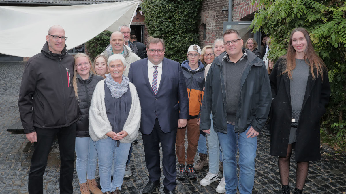 Oberbürgermeister Frank Meyer (Mitte) hat die Eltern mit ihren Kindern begrüßt und ihnen persönlich gedankt.Foto: Stadt Krefeld, Presse und Kommunikation, Dirk Jochmann