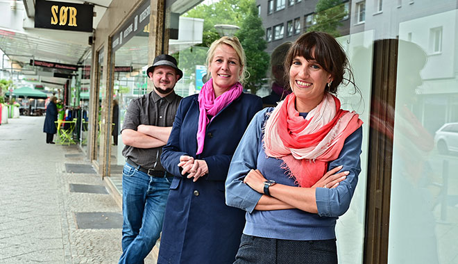 Andreas Beume, Zentrales Gebäudemanagement, Anna-Kristina Knebel, Stadt- und Verkehrsplanung, UND Claire Neidhardt, Leiterin Stadtmarketing, in einem leerstehenden Ladenlokal:Foto: Stadt Krefeld, Presse und Kommunikation, A. Bischof