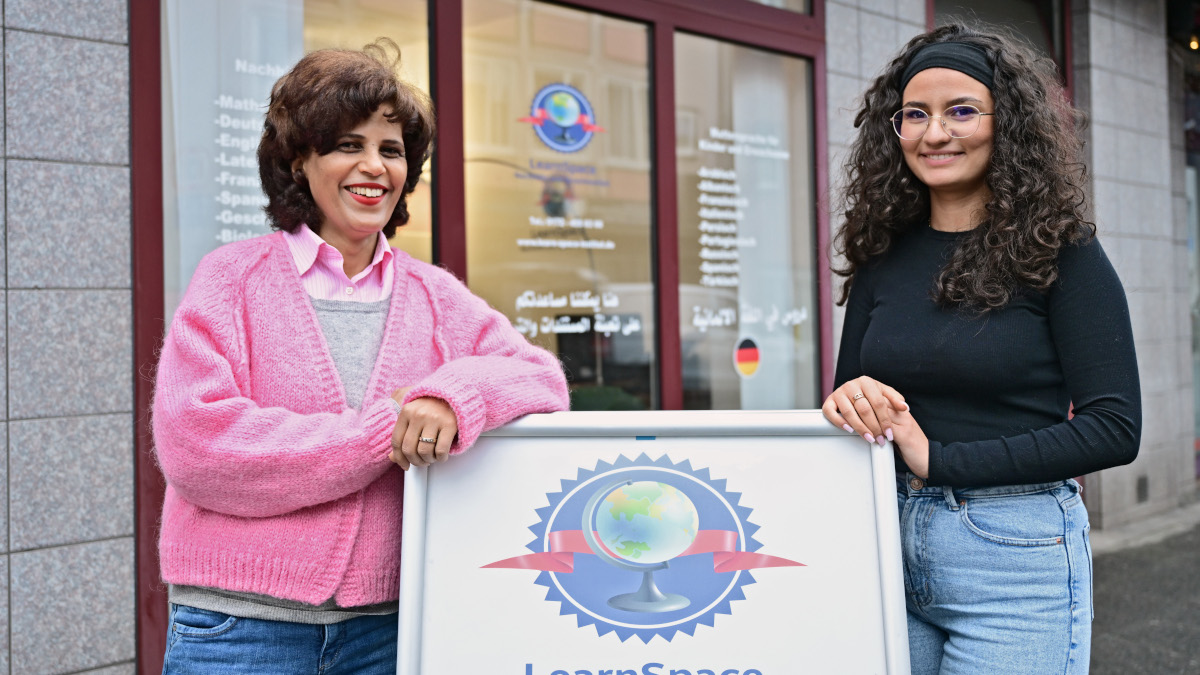 Das Förderprogramm haben Inhaberin Samia Touati (links) und ihre Tochter Soraya Greco genutzt, um sich mit einem Sprachinstitut selbstständig zu machen. Nun eröffnen sie bald ihre zweite Dependance. Foto: Stadt Krefeld, Presse und Kommunikation, A. Bischof