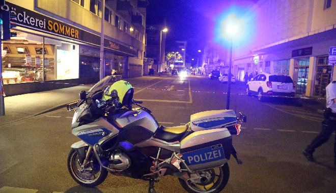 Ein Polizei-Motorrad sperrt eine Straße ab (Symbolbild).Foto: Stadt Krefeld, Presse und Kommunikation