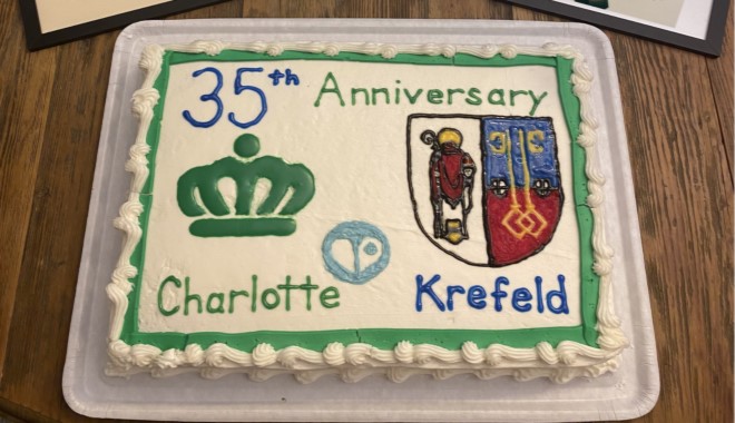 Motivtorte mit den Wappen von Charlotte und Krefeld zum 35-jährigen Jubiläum.