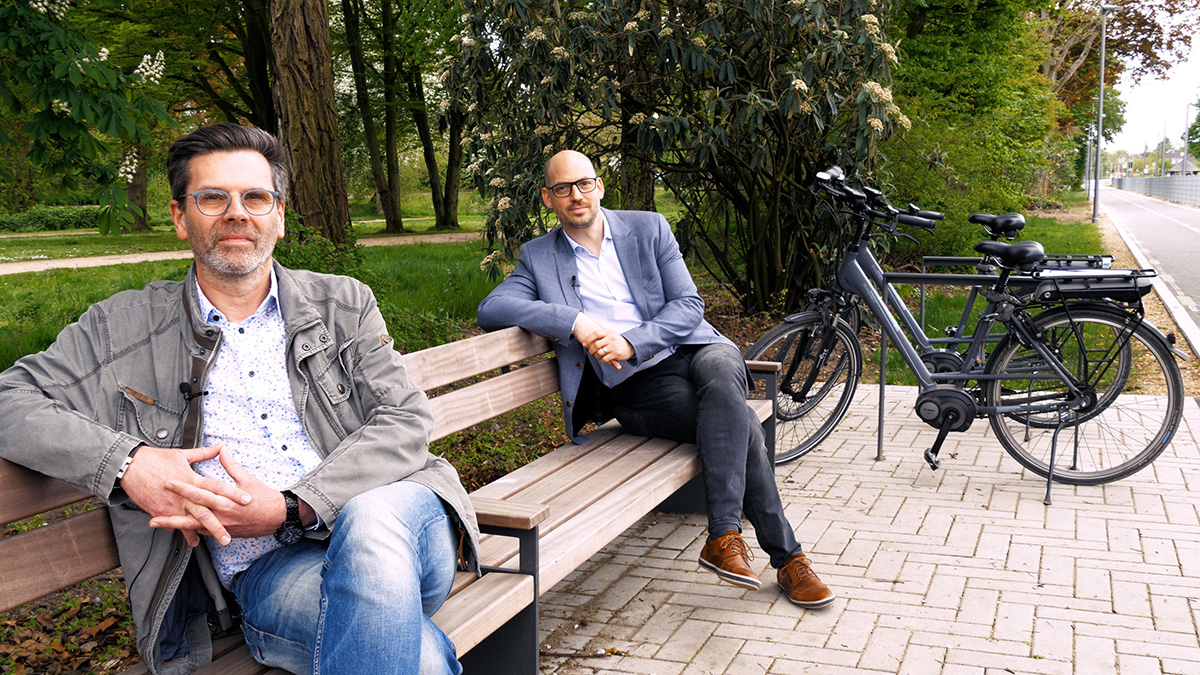 Norbert Hudde (l.) und Marcus Beyer auf der neuen Promenade. Screenshot: Stadt Krefeld, Presse und Kommunikation, Ramona Bietenbeck