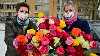 Janine Dietsch (links) und Darina Finsterer aus der Steuerungsgruppe mit bunten Rosensträußen. Foto: Stadt Krefeld, Presse und Kommunikation, A. Bischof