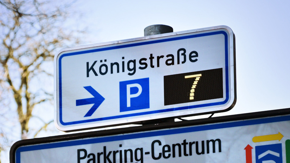 Ein Display auf dem Ostwall / Ecke Marktstraße zeigt nun die Parksituation auf der Königstraße in Echtzeit. Die Stadt hofft, dass sich damit auch der Stop-And-Go-Verkehr auf der Straße verbessern wird.Bild: Stadt Krefeld, Presse und Kommunikation