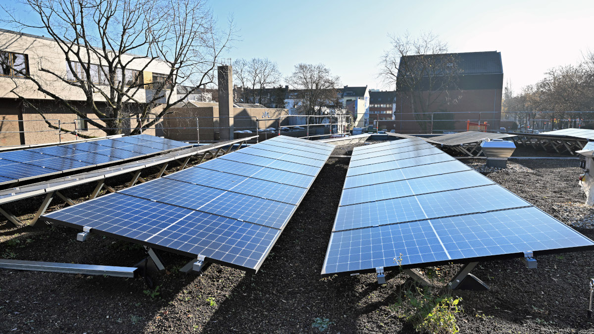 Auf der Mensa der Prinz-Ferdinand-Schule wurde bereits eine Solaranlage umgesetzt.  Foto: Stadt Krefeld, Presse und Kommunikation, A. Bischof
