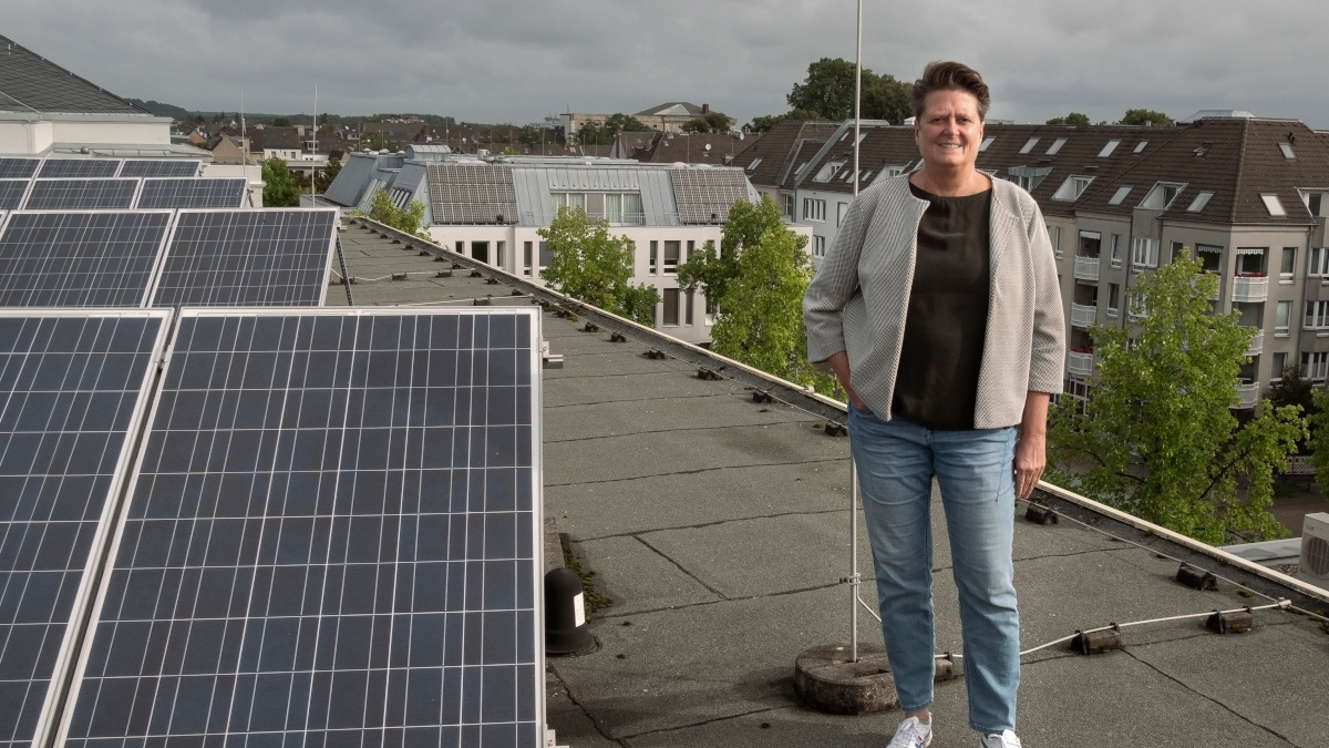 Umweltdezernentin Sabine Lauxen auf dem Dach des Rathaus, wo eine PV-Anlage durch Bürgerengagement installiert worden ist.  Foto: Stadt Krefeld, Presse und Kommunikation