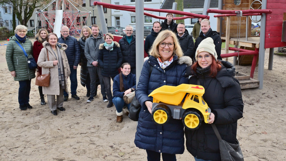 Der neu gestaltete Spielplatz am Memeler Platz ist mit einem Fest offiziell eröffnet worden.(Im Vordergrund Bürgermeisterin Gisela Klaer mit Spielplatzpatin Christa Derda)  Foto: Stadt Krefeld, Presse und Kommunikation, A. Bischof