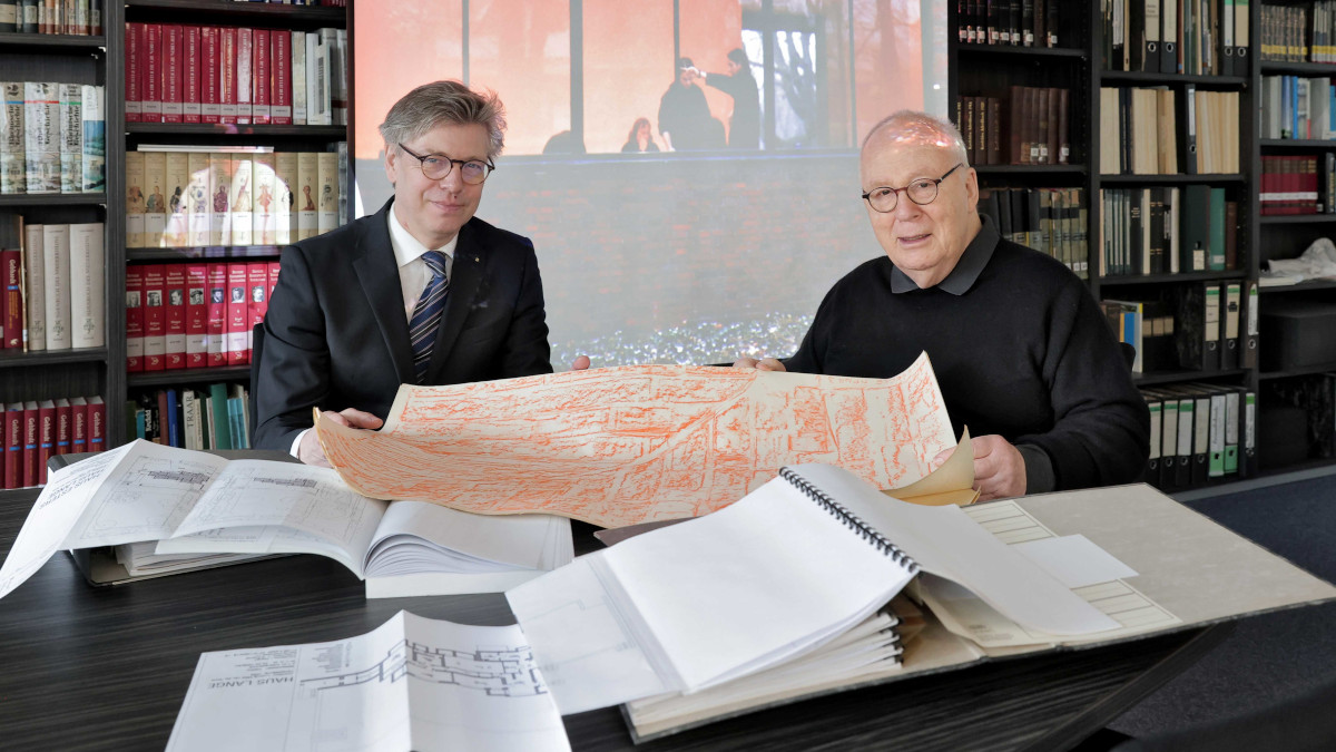 Architekt Klaus Reymann hat seine Unterlagen an Stadtarchivar Olaf Richter übergeben. Foto: Stadt Krefeld, Presse und Kommunikation, Dirk Jochmann