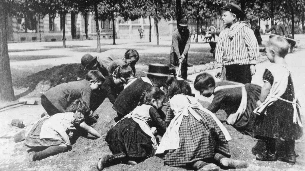 Spielende Kinder in Krefeld. Foto: Stadtarchiv Krefeld