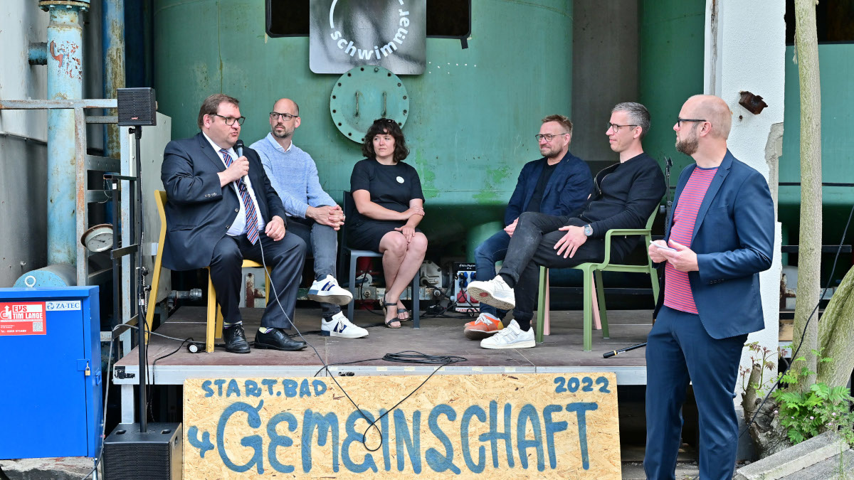 Auf der Bühne fand eine Talkrunde über die Entwicklung des Stadtbads statt. Bild: Stadt Krefeld, Presse und Kommunikation