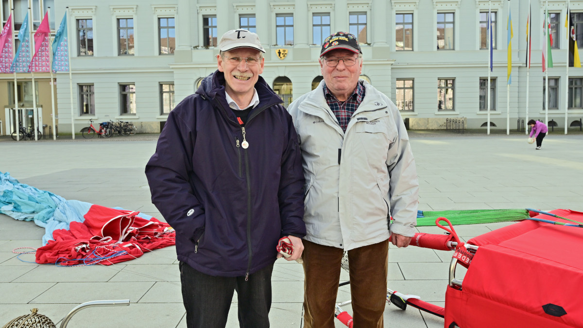 Wilhelm Eimers (links) und Karl-Werner Becker waren schon im Jahr 1984 beim letzten Krefelder Ballonfestival dabei. Bild: Stadt Krefeld, Presse und Kommunikation, A. Bischof