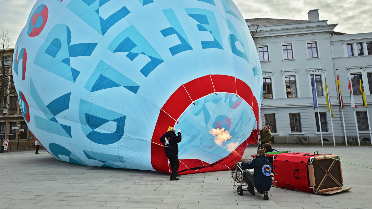 Der Jubiläumsballon startet vom Von-der-Leyen-Platz. Bild: Stadt Krefeld, Presse und Kommunikation, A. Bischof