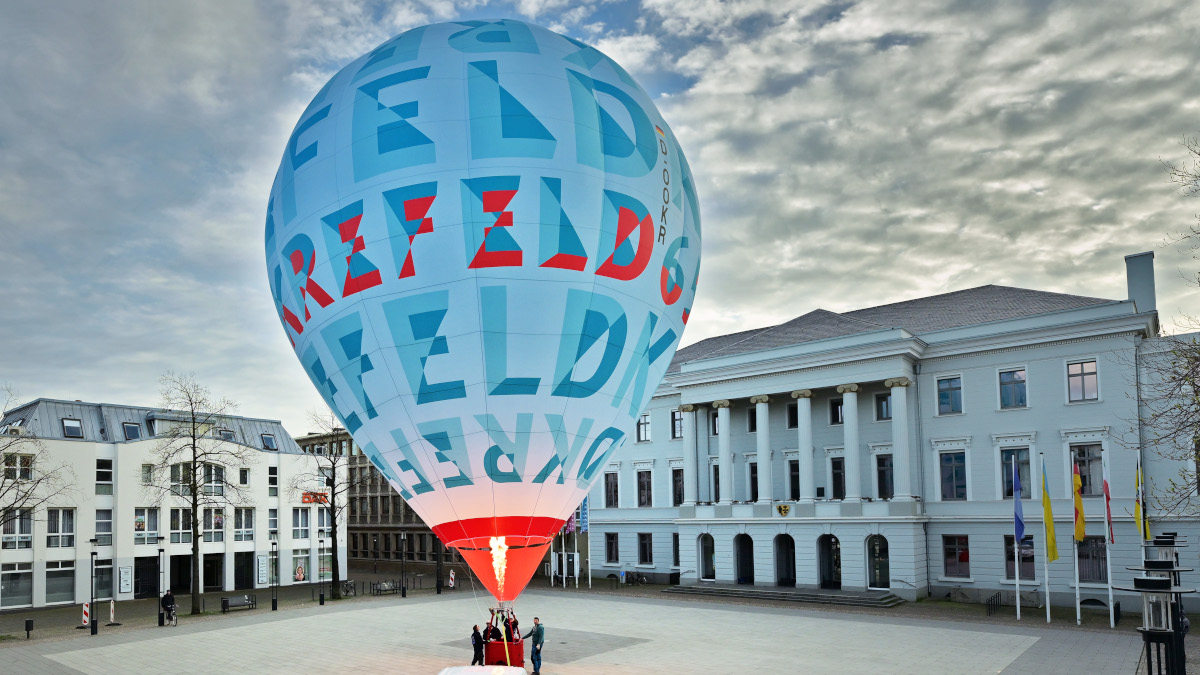 Der Jubiläumsballon startet vom Von-der-Leyen-Platz. Bild: Stadt Krefeld, Presse und Kommunikation, A. Bischof