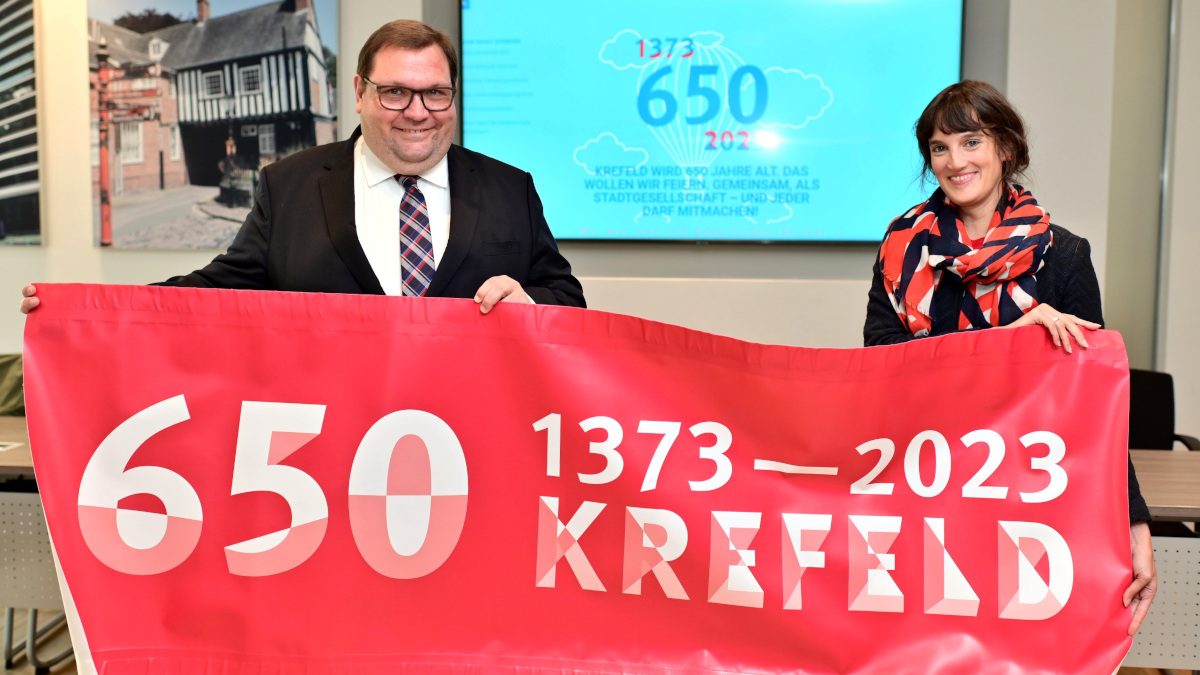 Oberbürgermeister Frank Meyer und Stadtmarketing-Leiterin Claire Neidhardt haben die neue Webseite der Stadt zum 650-jährigen Stadtjubiläum vorgestellt.Bild: Stadt Krefeld, Presse und Kommunikation