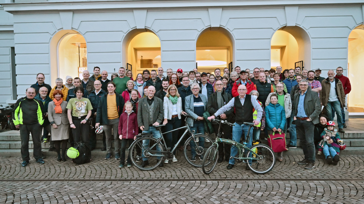 Die Stadtradler mit Bürgermeisterin Gisela Klaer (vorne mittig) vor dem Krefelder Rathaus. Foto: Stadt Krefeld, Presse und Kommunikation, A. Bischof