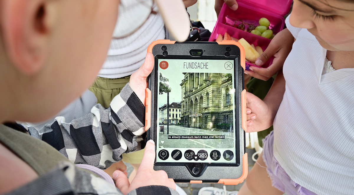 Die Schüler können mit Hilfe der „Stadtsache-App“ Fotos, Töne, Videos aus der Stadt gesammeln.  Foto: Stadt Krefeld, Presse und Kommunikation, A. Bischof 