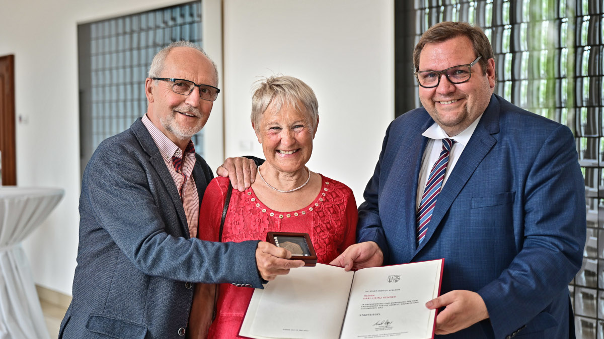 Oberbürgermeister Frank Meyer (rechts) hat Karl-Heinz Renner, begleitet von Ehefrau Ursula Renner, das Stadtsiegel verliehen.  Foto: Stadt Krefeld, Presse und Kommunikation, A. Bischof