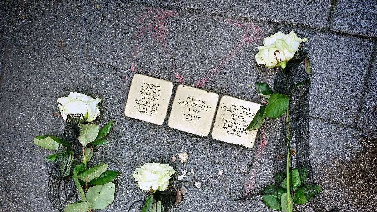 Stolpersteine für die Familie Gompertz. Foto: Stadt Krefeld, Presse und Kommunikation, A. Bischof