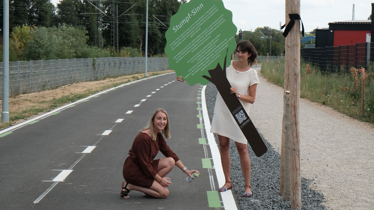 Claire Neidhardt (rechts) und Samira Steigerwald vom Stadtmarketing präsentieren die Aktion "Stumpf-Sinn" auf der Krefelder Promenade. Foto: Stadt Krefeld, Presse und Kommunikation,  L. Strücken