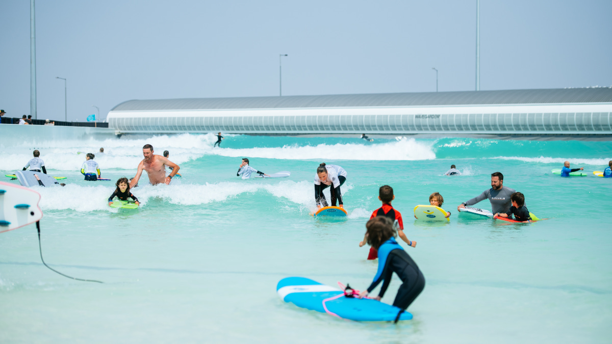 Kinder spielen in den Wellen eines Surfparks