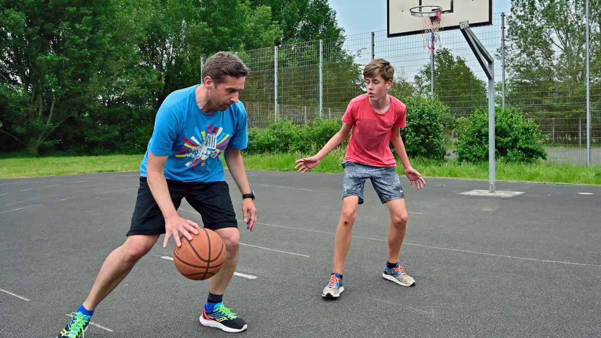 Jens Sattler, Geschäftsführer des Stadtsportbunds Krefeld (SSB), mit seinem Sohn Hanno beim Basketball am Elfrather See. Bild: Stadt Krefeld, Presse und Kommunikation