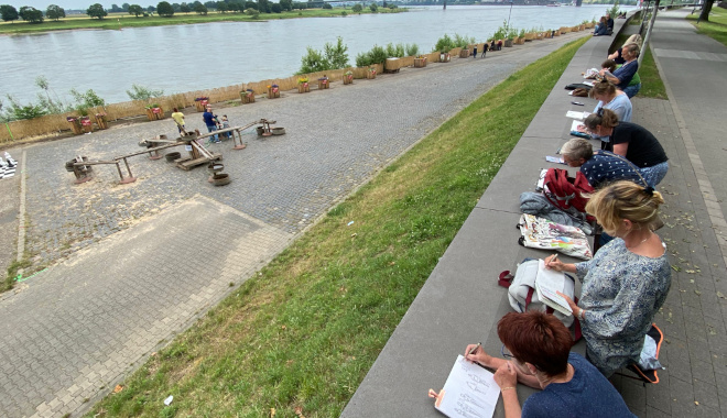 Zeichnen am Rhein: Mit Workshops zum "Urban Sketching" möchte die Bürgerstiftung neue Blicke auf Krefeld ermöglichen.Foto: Bürgerstiftung
