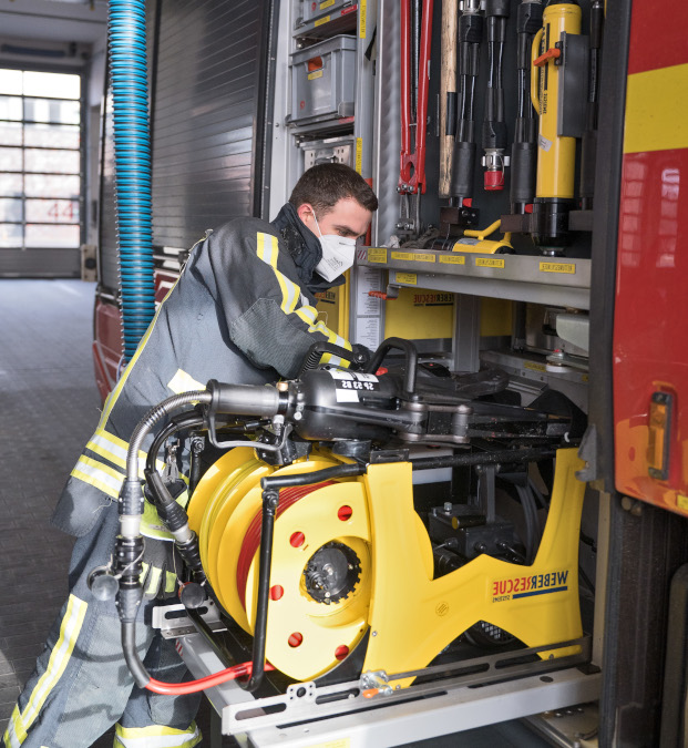 Technisches Verständnis gehört zu den wichtigsten Voraussetzungen für den Feuerwehrberuf. Foto: Stadt Krefeld, Presse und Kommunikation, Andreas Bischof