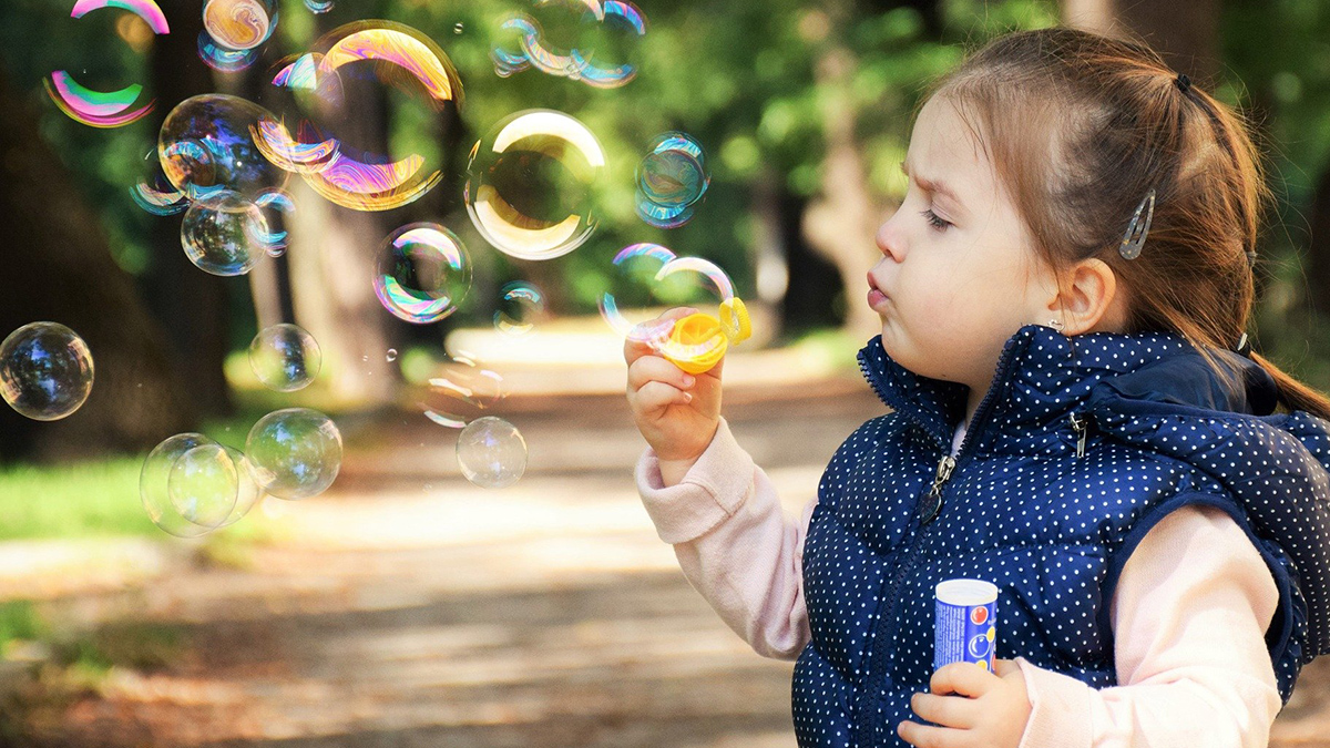 Ein Mädchen pustet Seifenblasen.Foto: Pixabay