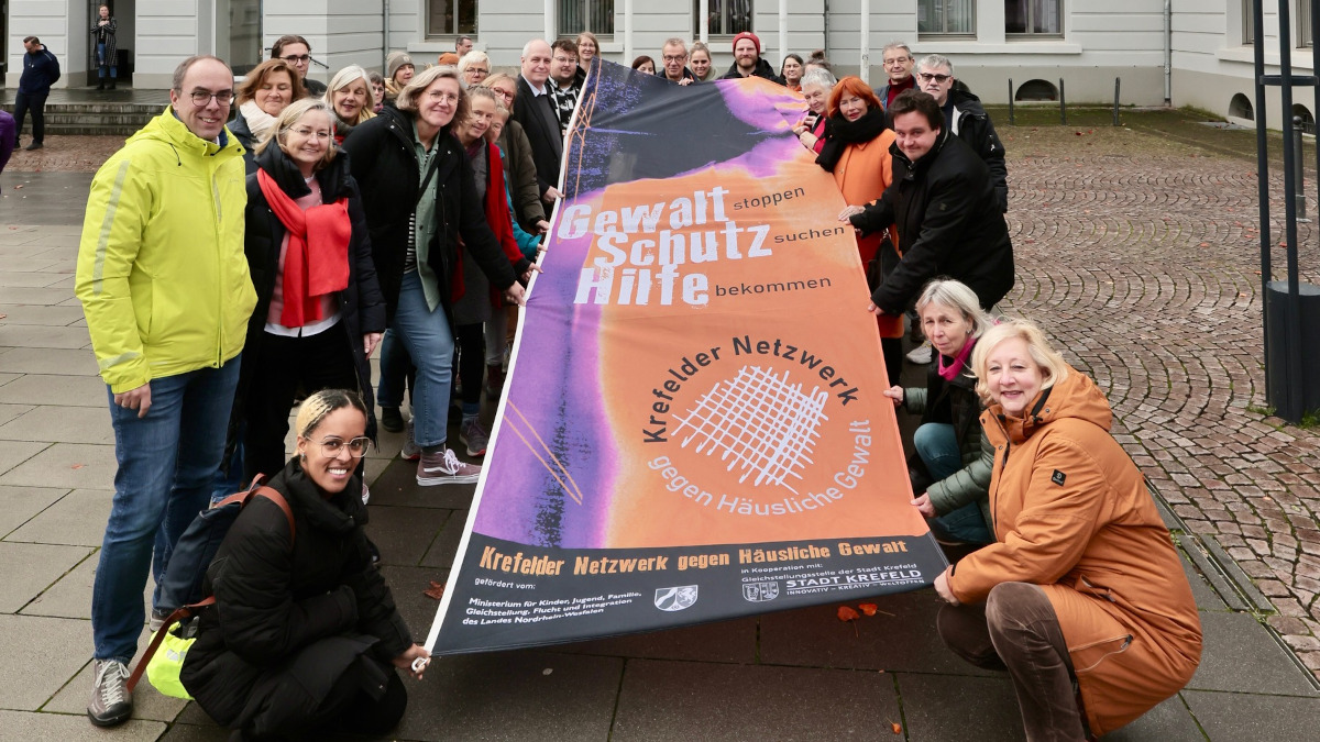 Flagge hissen vor dem Rathaus Krefeld zum Internationalen Tag gegen Gewalt an Frauen.  Foto: Stadt Krefeld, Presse und Kommunikation, Dirk Jochmann