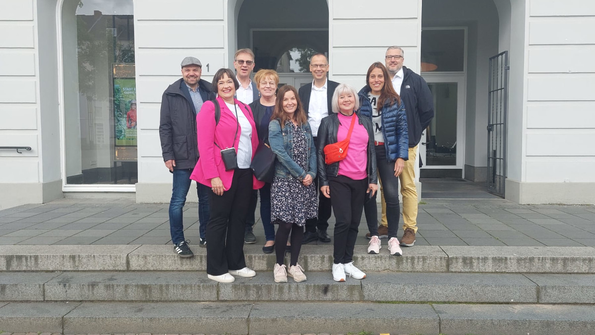 Die Verantwortlichen des Wirtschaftsdezernates mit dem Besuch aus Tampere (Finnland) vor dem Rathaus.Bild: Stadt Krefeld, Wirtschaftsdezernat