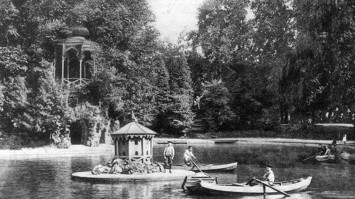 Der Weiher im Alten Tiergarten mit der Bärenhöhle im Hintergrund. Foto: Stadt Krefeld, Stadtarchiv