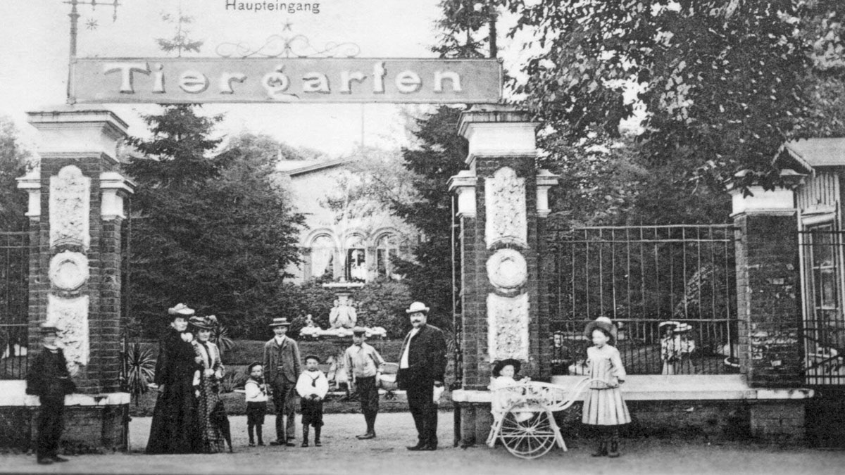 Der Eingang zum Alten Tiergarten. Foto: Stadt Krefeld, Stadtarchiv