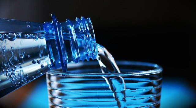 Foto Flasche mit Trinkwasser
