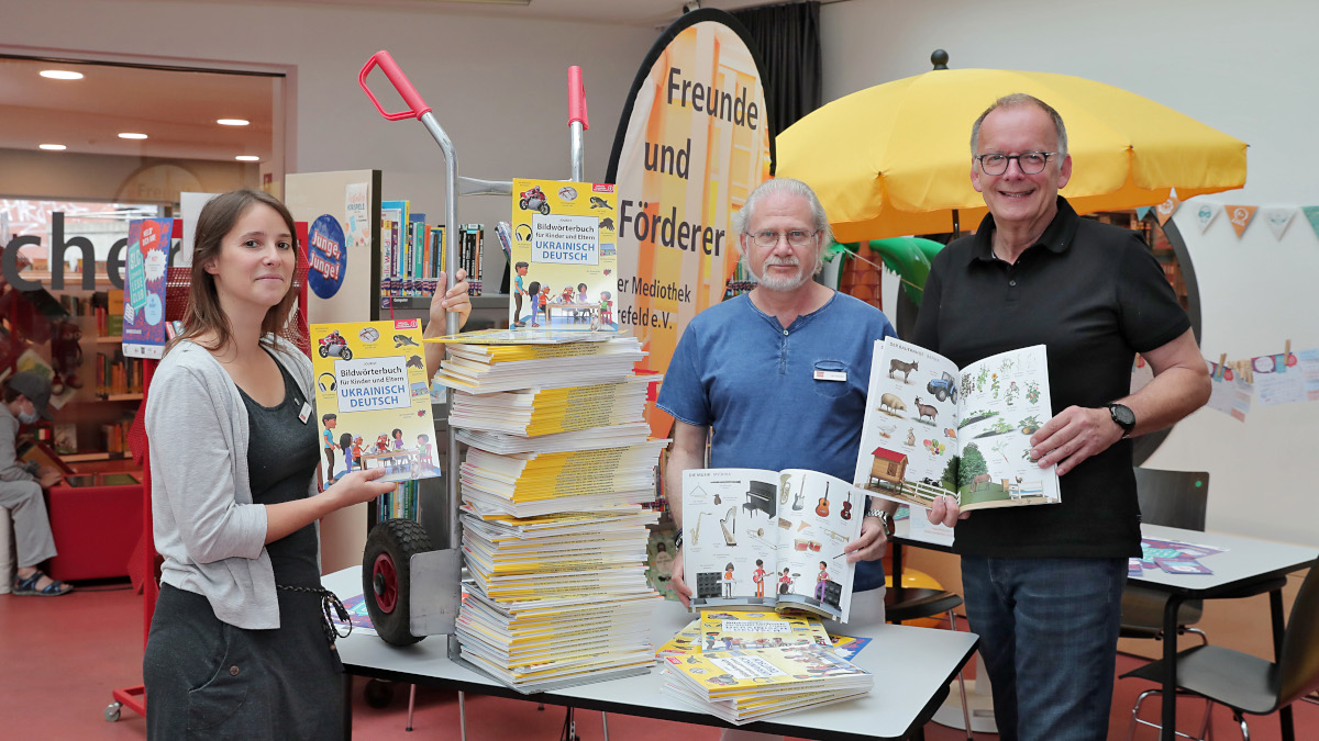 Der Förderverein der Mediothek hat 200 „Bildwörterbücher für Kinder und Eltern“ gekauft. Bild: Stadt Krefeld, Presse und Kommunikation, D. Jochmann
