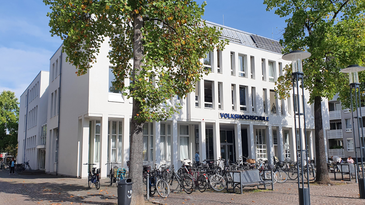 Das Gebäude der Volkshochschule am Von-der-Leyen-Platz. Foto: Stadt Krefeld, Presse und Kommunikation