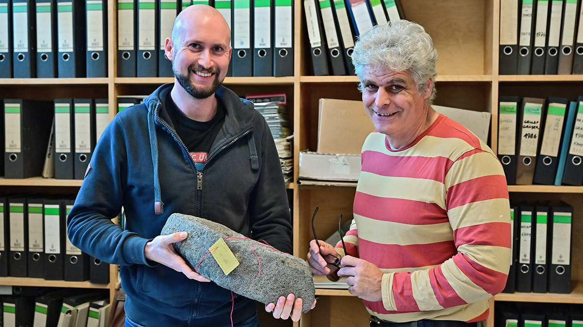 Eric Sponville (links) und Dr. Hans Peter Schletter mit einer Töpferscheibe aus der Römerzeit, die in Krefeld ausgegraben wurde. Fotos: Stadt Krefeld, Presse und Kommunikation, A. Bischof