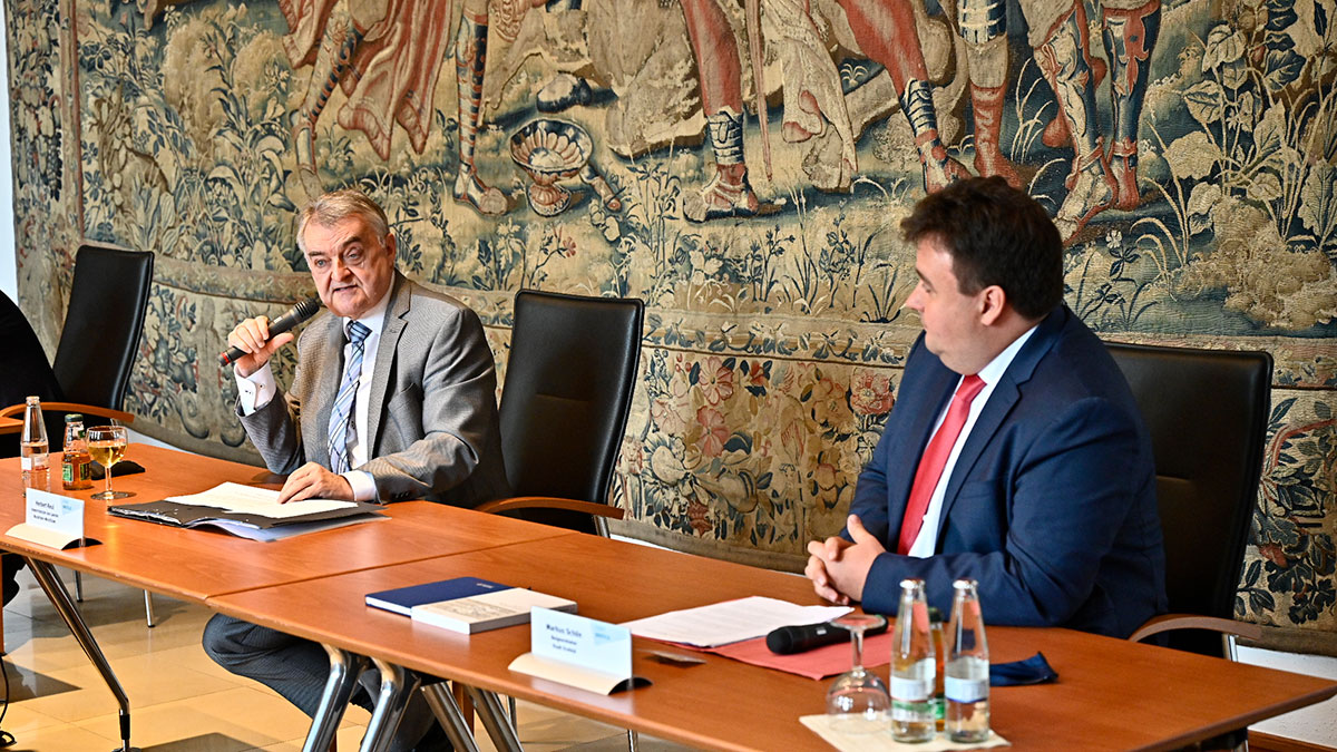 NRW-Innenminister Herbert Reul mit dem Beigeordneten Markus Schön beim Wegweiser-Pressegespräch in Krefeld. Foto: Stadt Krefeld, Presse und Kommunikation, A. Bischof