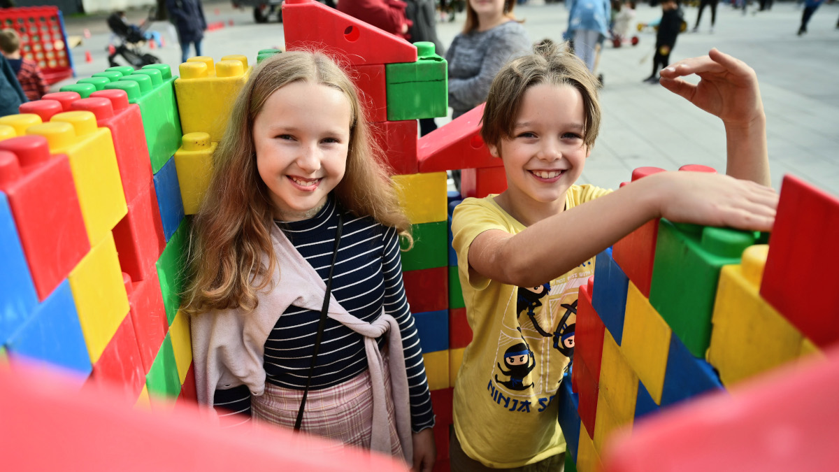 Zum Weltkindertag fand ein großes Fest auf dem Rathausplatz statt. Bild: Stadt Krefeld, Presse und Kommunikation