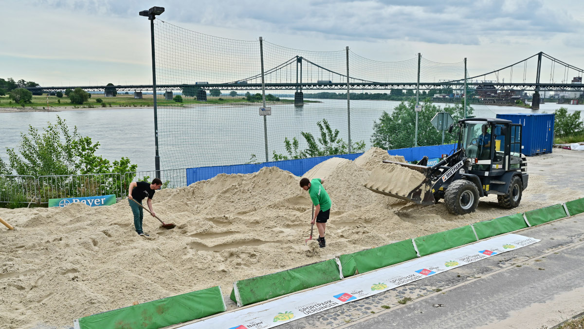 Mitarbeiter des SC Bayer 05 errichten das Beach-Areal am Werft in Uerdingen  Foto: Stadt Krefeld, Presse und Kommunikation, A. Bischof
