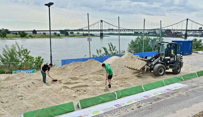 Mitarbeiter des SC Bayer 05 errichten das Beach-Areal am Werft in UerdingenFoto: Stadt Krefeld, Presse und Kommunikation, A. Bischof
