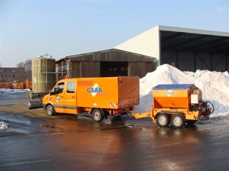 Streuanhänger mit Salz für den Winterdienst auf den Krefelder Straßen